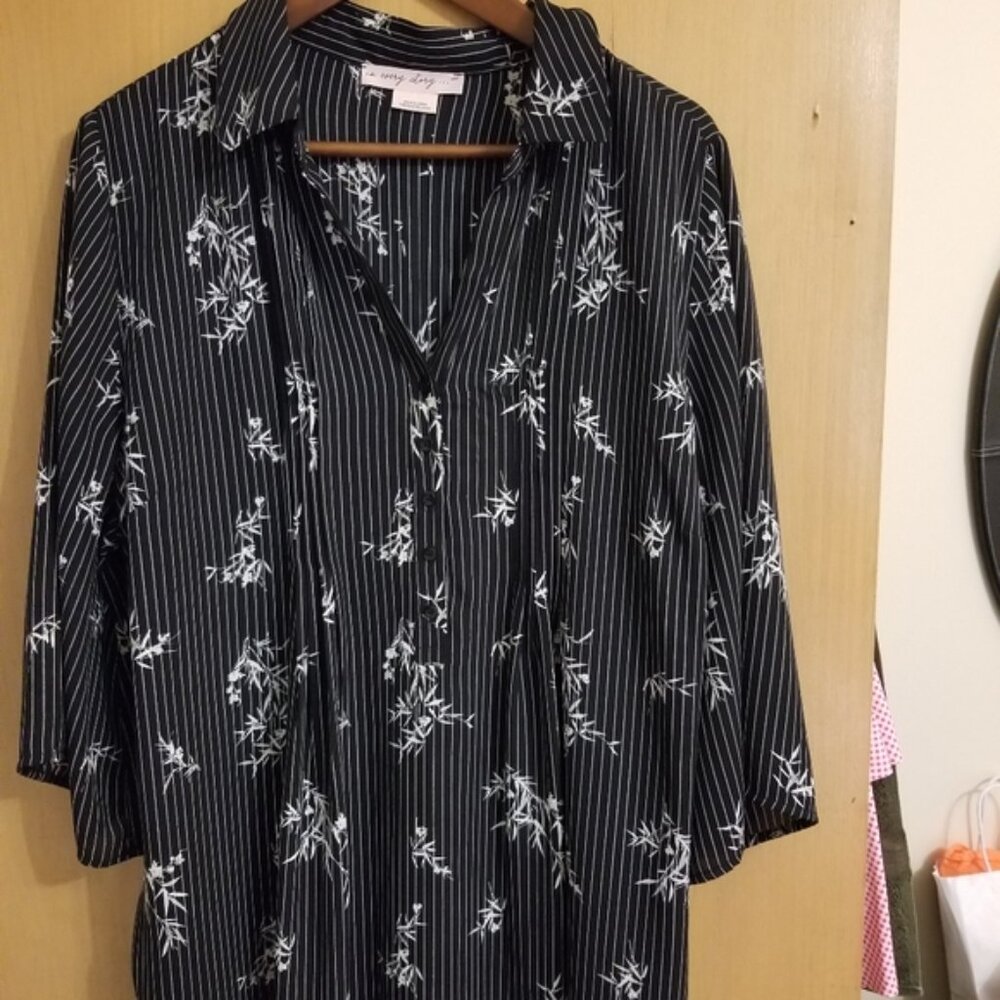 2 blouses - Picture 2 of 2
